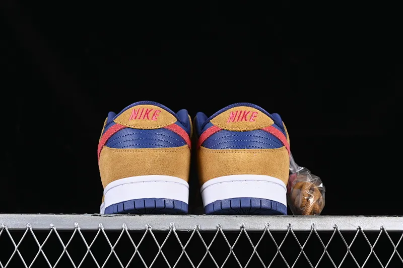 All categories Nk SB Dunk series Nk SB Dunk Low low-top sneakers Nk SB Dunk Low dark brown, white and yellow color SB smashed backboard fashion casual sneakers BQ6817-700